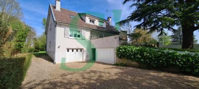 Grande maison avec 5 chambres et 7 stationnements en sous-sol
