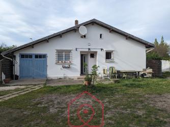 Maison 2 chambres avec garage sur 770 m de terrain.
