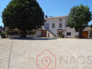 Ancien restaurant avec appartement � l '�tage,terrain attenant et parking
