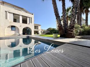 Aux L�nes, villa de 320 m� + double garage � 200 m de la plage
