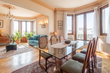 D�couvrez ce superbe appartement de caract�re de 128 m�, actuellement disponible � la vente, en plei