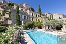 Bastide de luxe en vente � GORDES centre village
