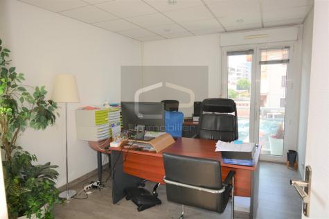  VENDRE  Local transformable en appartement lumineux et idalement situ
