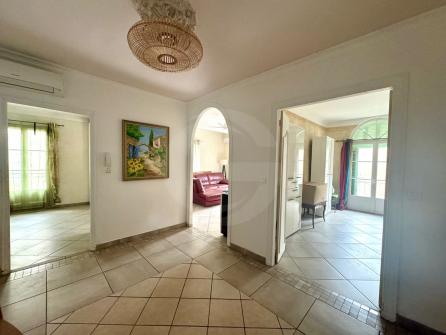 GRAND T4 terrasse coeur du village de bouzigues
