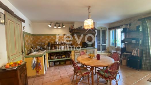 PREMIAN : Maison de village R+2 enti�rement renov�e avec go�tet savoir faire
