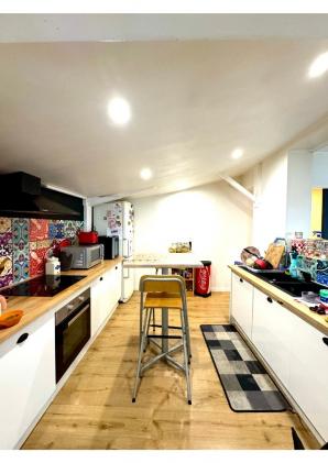 Maison atypique et chaleureuse proche de tous commerces
