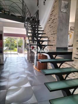 VILLA RESTAUREE SUR 1445 M� TERRAIN
