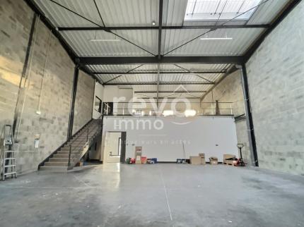 Local commercial de 445m2 avec stationnements
