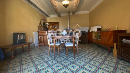 PEZENAS: A 15 minutes, Maison de village 100 m� tr�s claire+ garage � restaurer 

