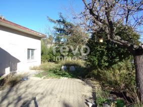 PROCHE PEZENAS / Terrain plat et clos de 1093 m avec construction prcaire
