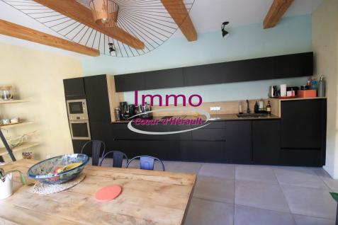 MAISON DE VILLAGE enti�rement r�nov�e, d'environ 127 m� en R+2, avec TERRASSE
