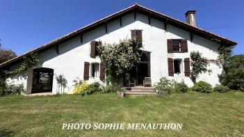 SUPERBE FERME DE TYPE T9 DE 330 M2 DONT UNE DEPENDANCE DE 60 M2 AVEC PISCINE

