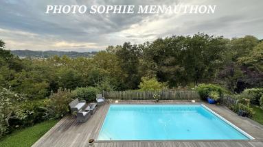 Sur pr�s d'un HECTARE MAISON CONTEMPORAINE DE TYPE T5 DE 167 M2 AVEC PISCINE
