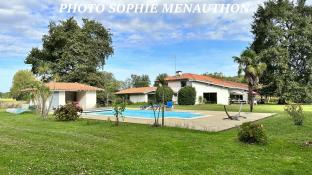 VILLA CONTEMPORAINE DE TYPE T6 de 213 m2 avec piscine + 2 d�pendances de 60 m2 + 30 m2
