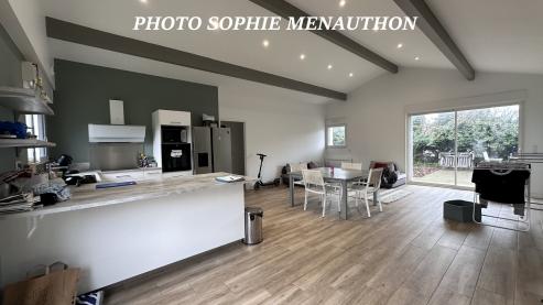A quelques m�tres DE LA PLAGE JOLIE CONTEMPORAINE DE PLAIN PIED DE TYPE T8 DE 140 M2
