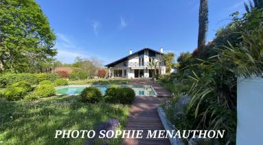 VILLA DE TYPE T8 DE 298 M2 DONT 2 GARAGES AVEC PISCINE 
