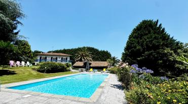 PROPRIETE DE TYPE 10 PIECES DE 223 M2 DIVISE EN 3 HABITATIONS SUR UNE PARCELLE DE PRES 7 HECTARES AV