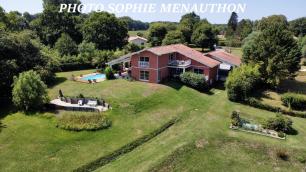 SUR 3 HECTARES SUPERBE VILLA CONTEMPORAINE DE TYPE T8 DE 350 M2 AVEC PISCINE

