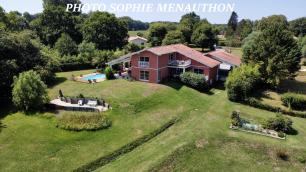 SUR 3 HECTARES SUPERBE VILLA CONTEMPORAINE DE TYPE T8 DE 350 M2 AVEC PISCINE
