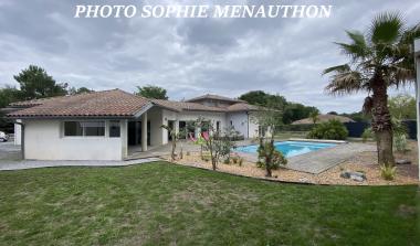 VILLA D'ARCHITECTE DE TYPE T8 DE 210 M2 AVEC PISCINE
