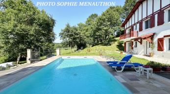 SUPERBE MAISON BASQUE DE TYPE T7 DE 265 M2 DONT UN STUDIO DE 25 M2 AVEC PISCINE
