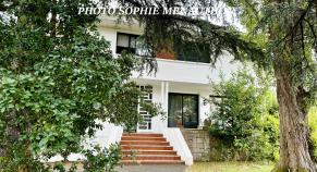 MAISON DE CARACTERE DE TYPE T6 DE 200 M2 AVEC PISCINE + SOUS SOL DE 100 m2 
