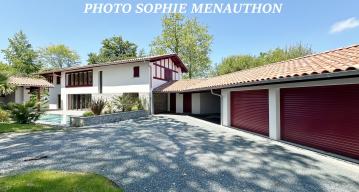 SUPERBE VILLA D'ARCHITECTE DE TYPE T7 DE 194 M2 AVEC PISCINE 
