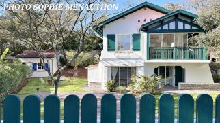 PLAGE DE LA GRAVIERE. VILLA DES ANNEES 30 DE 5 pi�ces DE 122 M2 + 15 M2 DEPENDANCE SUR UN JARDIN DE 