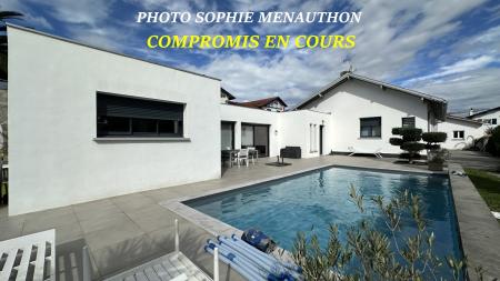 JOLIE VILLA CONTEMPORAINE entirement rnove de type T8 de 218 m2 avec piscine
