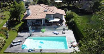 SUR LE GOLF BELLE VILLA D'ARCHITECTE DE TYPE T7 DE 160 M2 AVEC PISCINE
