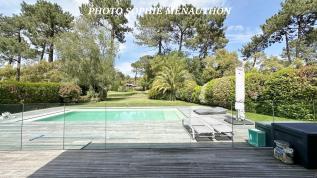 SUR LE GOLF BELLE VILLA D'ARCHITECTE DE TYPE T7 DE 160 M2 AVEC PISCINE
