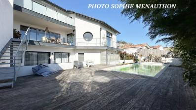 VILLA D'ARCHITECTE ATYPIQUE DE TYPE T6 de 232 M2 AVEC PISCINE DONT UN APPARTEMENT T2 
