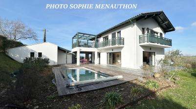 VILLA D'ARCHITECTE DE TYPE T7 DE 180 M2 AVEC PISCINE SUR 2400 M2 DE TERRAIN
