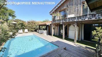 MAISON DE FAMILLE DE TYPE 8 pi�ces de 300 m2 avec PISCINE ET DEPENDANCE
