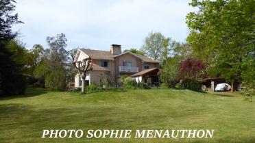 BELLE MAISON DE CARACTERE DE TYPE T8 DE 350 M2 AVEC PISCINE SUR UN PARC DE 3044 M2
