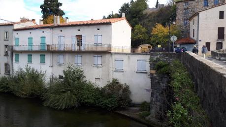 MAISON  AVEC VUE SUR LE CHATEAU 
