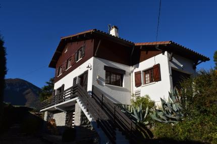 Maison 4 faces avec piscine avec vues sur la montagne
