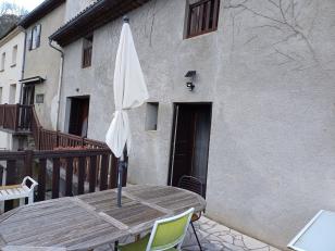 Grande maison avec terrasse jardinet

