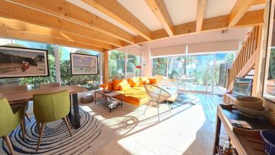 Charmant appartement au rez-de-chausse avec terrasse prive et jardin prs de Pezneas.
