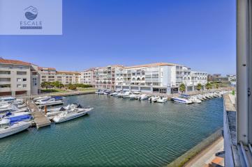VENTE JOLI STUDIO CABINE + PARKING AU DERNIER ETAGE VUE MARINA AUX QUILLES A SETE
