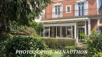 MAISON DE VILLE DU 19�me DE TYPE T7 DE 250 M2 
