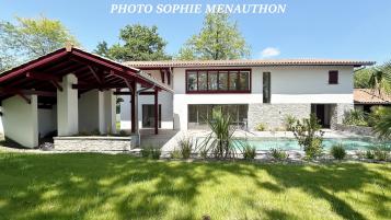 SUPERBE VILLA D'ARCHITECTE DE TYPE T7 DE 194 M2 AVEC PISCINE 
