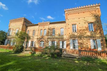 Proprit de matre du XIX avec dpendance et centre questre
