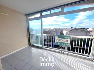 T3 lumineux avec loggia plein sud,  deux pas de la mer et du port !
