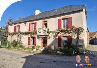 MAISON DE VILLAGE EN PIERRE AVEC ANNEXES ET JARDIN
