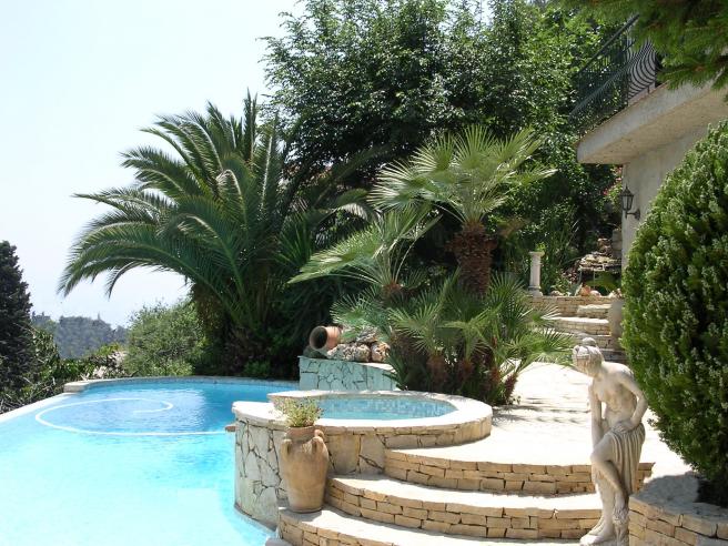 Villa avec piscile vue mer �cran de verdure
