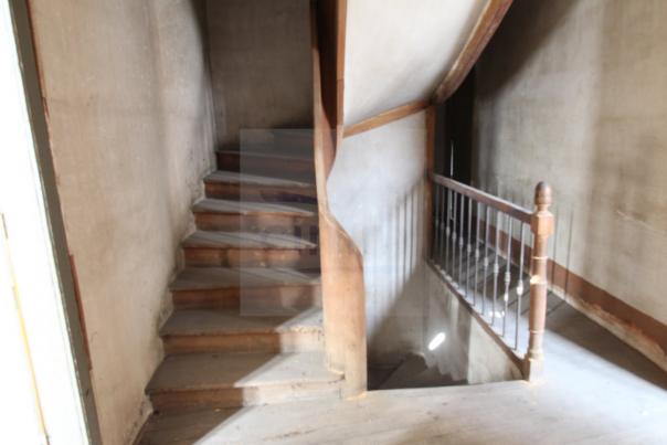 A vendre id�al pour un investisseur, un immeuble � r�nover sur 3 niveaux
