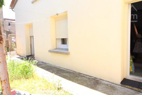 A vendre une maison de village r�nov�e de 92 m2 avec 2 chambres, une cour de 42 m2, un terrain de lo