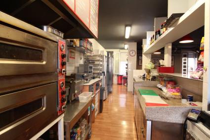 A VENDRE  UN FONDS DE COMMERCE restauration rapide plac� sur la route principale traversant la ville