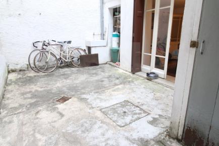 A vendre une maison de village 122 m2 avec cour, 4 chambres toit neuf
